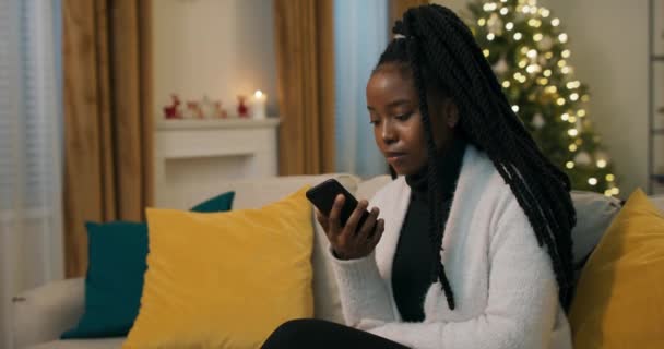 Young Girl African Appearance Sits Sofa Holds Phone Girl Called — Vídeos de Stock