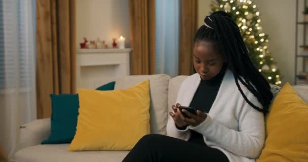 Zimowy Wieczór Piękna Dziewczyna Afrykańskim Wyglądzie Trzyma Telefon Rękach Wybiera — Wideo stockowe