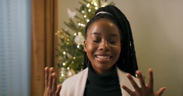 Seorang Siswa Cantik Penampilan Afrika Memiliki Video Chat Dengan Teman — Stok Video