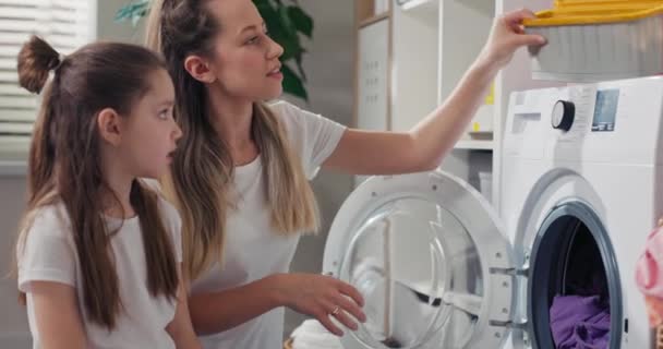 Performing Clothes Wash Washing Machine Step Step Woman Shows Daughter — Stockvideo
