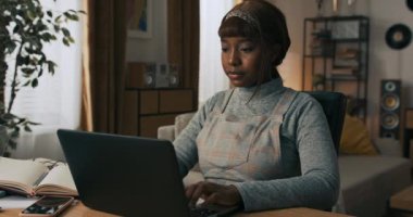 Genç, taşınabilir bilgisayar aygıtı kullanarak iş kadın iş istasyonu, oturuyordu. Yapım aşamasında kavramı.