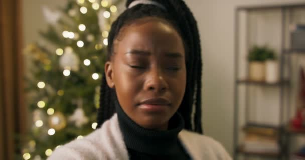 Zbliżenie Afrykańsko Wyglądającej Dziewczyny Rozmawiającej Wideo Przez Telefon Przyjacielem Mówi — Wideo stockowe