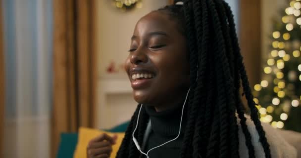Close Beautiful Girl African Appearance Pigtails Girl Listens Music Headphones — Vídeos de Stock