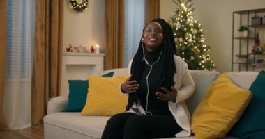 Kış akşamı. Siyah giyinmiş neşeli bir öğrenci ve kanepede oturan beyaz hırka. Kulaklıkla müzik dinler, şarkı söyler ve ritme göre hareket eder. Arkasında titreyen bir Noel ağacı.