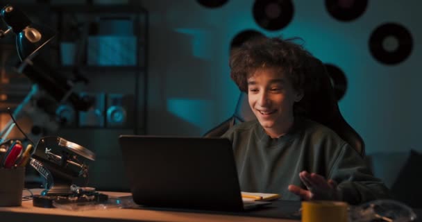 Ein Kleiner Junge Spricht Mit Einem Freund Durch Eine Laptop — Stockvideo