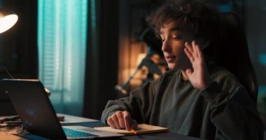 Akıllı çocuk not alır, kalemle bir proje çizer, ödev yapar, bilgisayarında uzaktan ders verir, öğrenir..