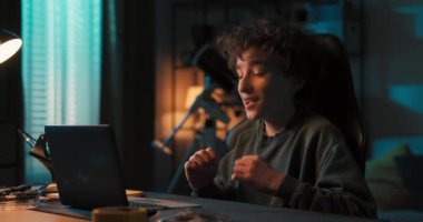 Akşamları lehimleme. Bir çocuk bir masada lambanın yanındaki sandalyede oturuyor, bir çocuk bir bilgisayar kamerasından arkadaşıyla konuşuyor, bir robotun kablolarını tamir ediyor, oyuncak bir bilgisayar sistemi yaratıyor..