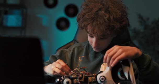Chłopiec Pracuje Nad Stworzeniem Robota Zdalnie Sterowanego Używa Lutownicy Narzędzi — Wideo stockowe