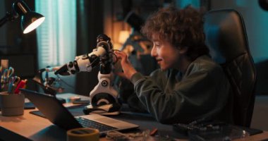 Okul çağındaki bir çocuk elektroniğe karşı bir tutku geliştirir. Çocuk bir robot kuruyor, talimatları arıyor, internetten yardım alıyor, dizüstü bilgisayara kayıyor, oyuncaktan kablolar çekiyor..