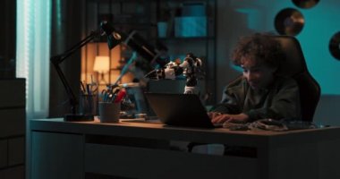 Karanlık bir odada mavi parıltılı bir robotla oynamak. Çocuk oyuncakları dikkatle izler, kabloları bağlamayı, elektronik eşyaları onarmayı düşünür..