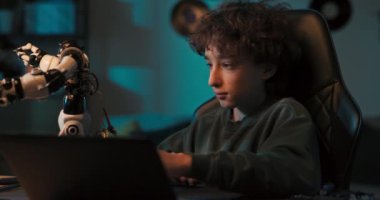 Şok olan çocuk, robotu dizüstü bilgisayarını kullanarak programladı ve oyuncak canlanmaya başladı. Çocuk şaşırdı, heyecanlandı, alkışladı ve mutlu oldu..