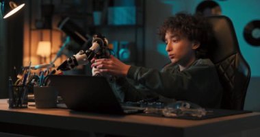 Karanlık bir odada mavi parıltılı bir robotla oynamak. Çocuk oyuncakları dikkatle izler, kabloları bağlamayı, elektronik eşyaları onarmayı düşünür..