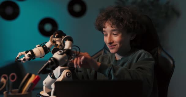 Choqué Garçon Programmé Robot Aide Son Ordinateur Portable Jouet Est — Video