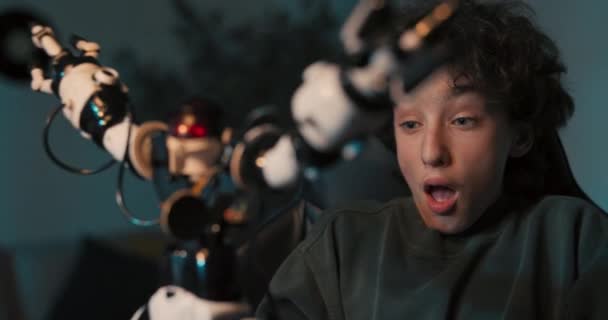 Zszokowany Chłopiec Zaprogramował Robota Używając Laptopa Zabawka Ożyła Zaczęła Wariować — Wideo stockowe
