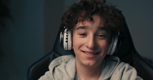 Face Portrait Boy Curly Long Hair Wearing Sweatshirt Child Sitting — Stockvideo