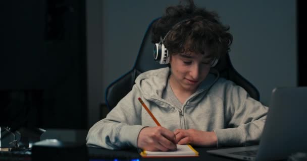 Face Portrait Boy Curly Long Hair Wearing Sweatshirt Child Sitting — 图库视频影像