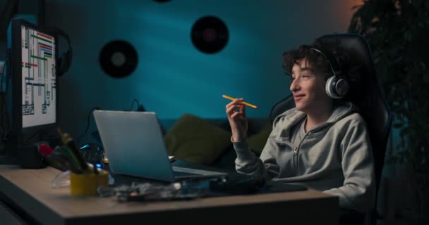 Хлопчик Сидить Кімнаті Ввечері Перед Екраном Комп Ютера Ноутбуком Працюючи — стокове відео