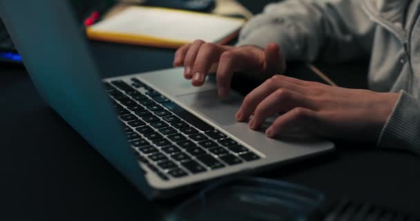Junge Macht Hausaufgaben Blättert Laptop Arbeitet Computer Bereitet Schulprojekt Vor — Stockvideo