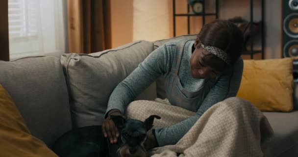 Nuori Tyttö Syleilee Koiraansa Kun Istuvat Yhdessä Sohvalla Aamukävelyn Jälkeen — kuvapankkivideo
