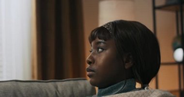 Yandan çekilen portre, üzgün, üzgün, düşüncelere dalmış, yalnız hisseden bir kadın. Stresli düşünceli kadın sağlık sorunları, kötü teşhis, aile sorunları, başka tarafa bakan.