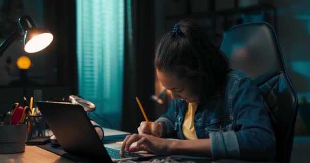 Дівчина Старанно Вчиться Перед Ноутбуком Нотатки Олівцем Блокноті Переписує Читає — стокове відео