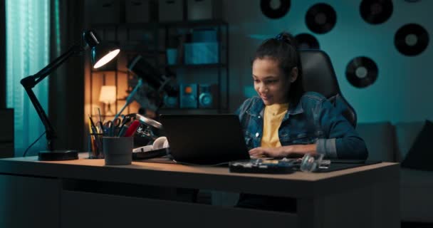Εστιασμένη Χαμογελαστή Έφηβος Χρησιμοποιεί Φορητό Υπολογιστή Στο Σπίτι Κοιτάζοντας Την — Αρχείο Βίντεο