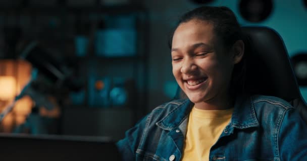 Portrait Young Pretty Teenage Girl Who Studies Sitting Desk Laptop — Stok video