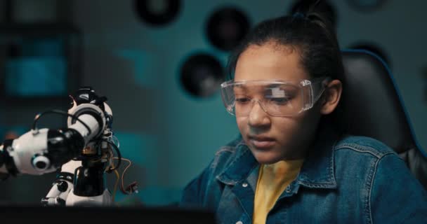 Portrait Girl Wearing Safety Glasses Engaged Soldering Robot Child Develops — Vídeos de Stock