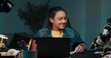 Gülümseyen kızın portresi bütün akşamı masa başında geçiriyor, dizüstü bilgisayardaki oyuncak talimatlarını kontrol ediyor, web sayfalarını karıştırıyor, elektronik kabloları robottan çekiyor, tamir ediyor..