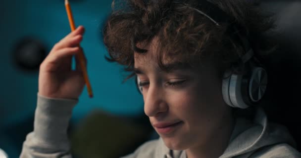 Μικρός Προγραμματιστής Μαθαίνει Σχεδιάζει Αναπτύσσει Δεξιότητες Αγόρι Είναι Παθιασμένο Βιομηχανία — Αρχείο Βίντεο