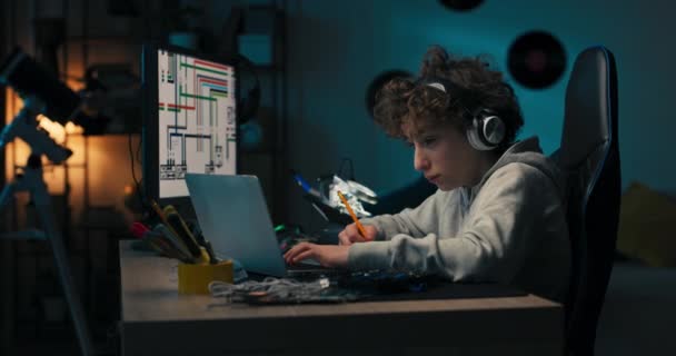 Вечером Мальчик Сидит Комнате Перед Компьютером Ноутбуком Работает Над Школьным — стоковое видео
