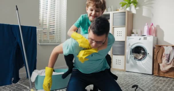 Ojciec Bawi Się Synem Pralni Podczas Sprzątania Mężczyzna Trzyma Dziecko — Wideo stockowe