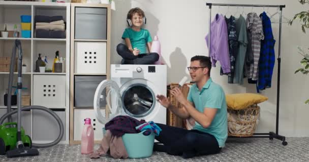 Baby Sits Washing Machine While Dad Puts Laundry Boys Spend — 图库视频影像