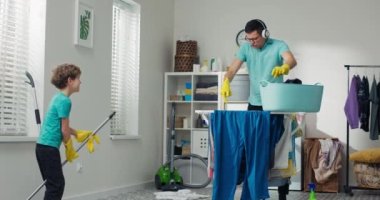 Çamaşır odasında eğlenmek. Baba ve oğul ev işleri yapıyor, temizlik yaparken aylaklık ediyorlar. Adam kurutucuda DJ 'lik yapıyor, çocuk paspası gitar olarak tutuyor, müzik konseri veriyor..