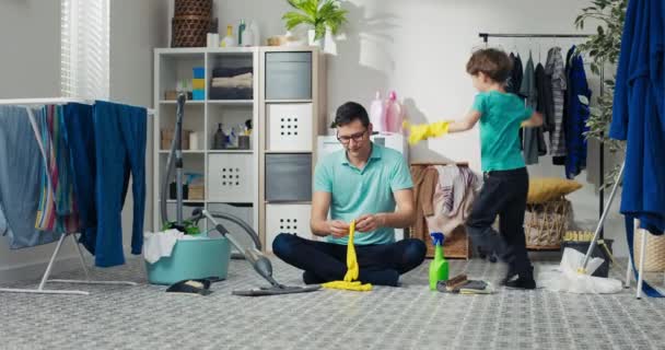 Homem Limpa Junto Com Criança Senta Chão Banheiro Lavanderia Limpa — Vídeo de Stock