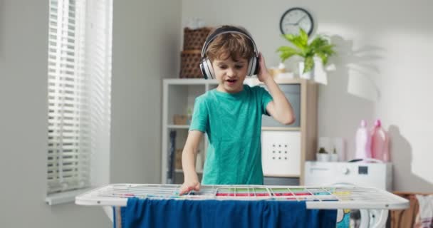 Crazed Boy Fools While Doing Household Chores Child Has Wireless — Wideo stockowe
