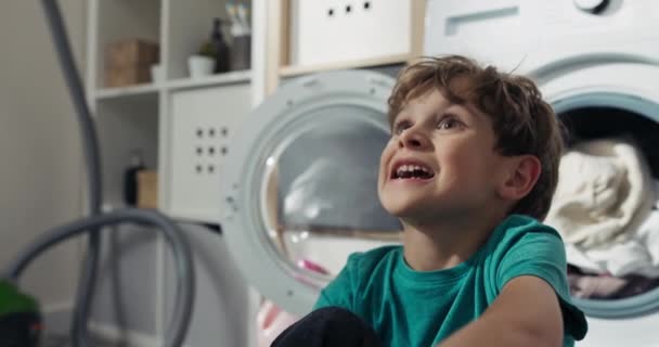 Zbliżenie Twarzy Szczęśliwego Śmiejącego Się Chłopca Siedzącego Plastikowej Misce Pranie — Wideo stockowe