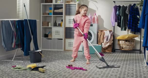 Uma Criança Feliz Sorrindo Passa Tempo Lavanderia Fazendo Tarefas Domésticas — Vídeo de Stock