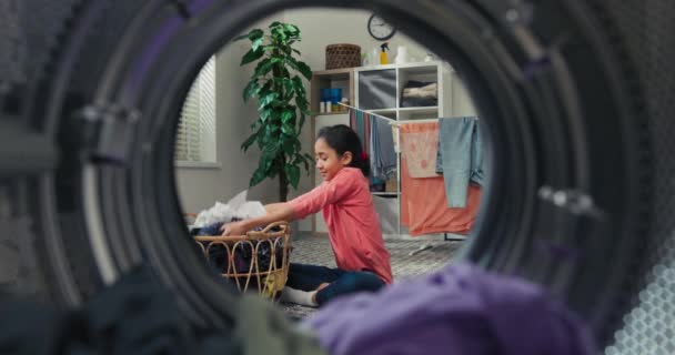 Pemandangan Dari Dalam Mesin Cuci Drum Seorang Gadis Tersenyum Duduk — Stok Video