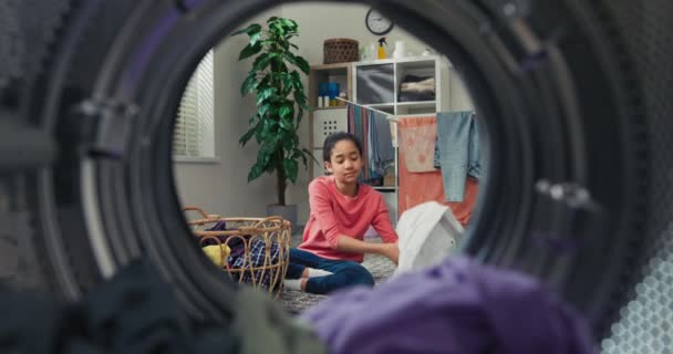 View Washing Machine Drum Smiling Girl Sits Laundry Room Floor — Vídeo de Stock