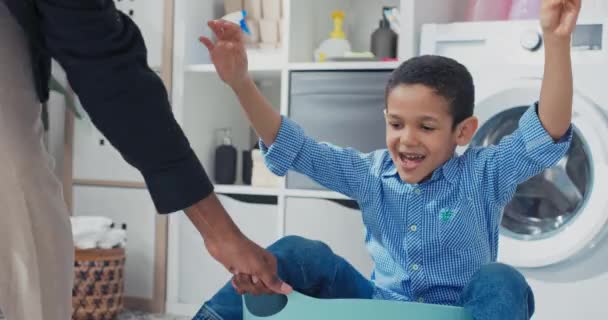 Een Vrolijk Jongetje Met Donker Haar Bruine Ogen Zit Een — Stockvideo