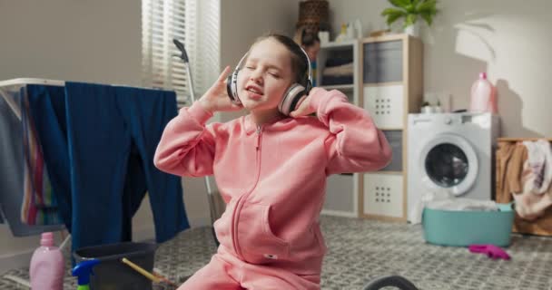 Listening Music Wireless Headphones While Cleaning Bathroom Doing Housework Little — Αρχείο Βίντεο