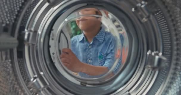 View Drum Boy Has New Washing Machine Home She Looks — Stock Video
