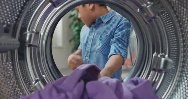 Malý Chlapec Tmavýma Očima Košili Vyvěšuje Prádlo Háže Oblečení Pračky — Stock video