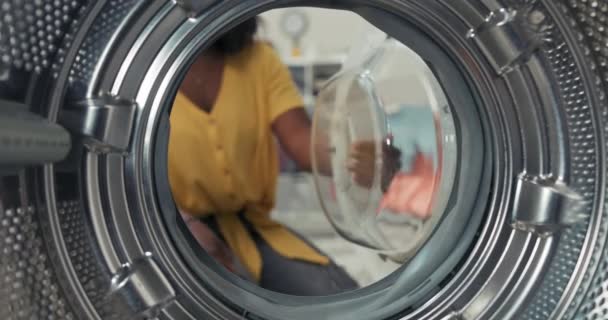 View Drum Woman Looks Washing Machine Needs Cleaned Washed Girl — Stockvideo