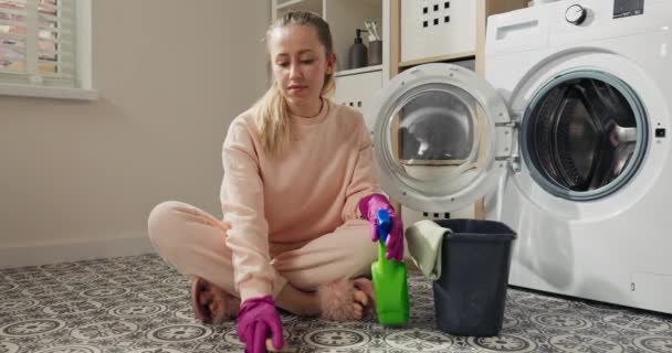 Conceito Limpeza Casa Uma Mulher Senta Chão Banheiro Lavanderia Esfregando — Vídeo de Stock