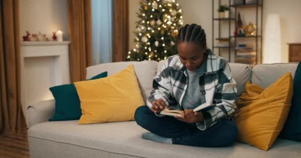 Smiling Girl African Appearance Sitting Couch Living Room Girl Dressed — Stock videók