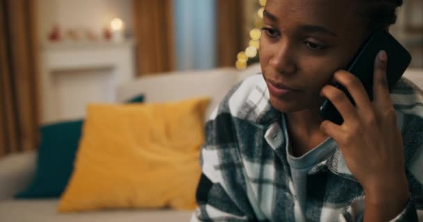 Een Overstuur Meisje Met Een Afrikaans Uiterlijk Zit Bank Telefoneren — Stockvideo