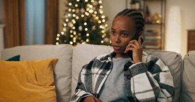 Kış akşamı. Kanepede oturan Afrikalı görünümlü çekici bir kız. Telefon çaldı ve o telefonu açtı. O korkunç olayı öğrendi, duygusal olarak konuştu ve elleriyle hareket etti..