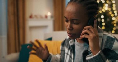 Kış akşamı. Kanepede oturan Afrikalı görünümlü çekici bir kız. Telefon çaldı ve o telefonu açtı. O korkunç olayı öğrendi, duygusal olarak konuştu ve elleriyle hareket etti..